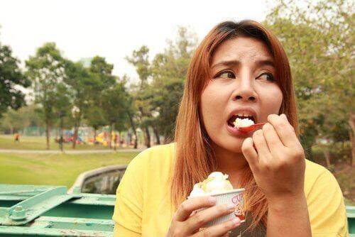 Vrouw eet ijs troostvoeding