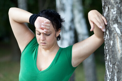 Vermoeide sportende vrouw
