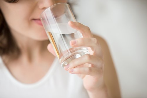 Is water drinken op een lege maag goed voor je?