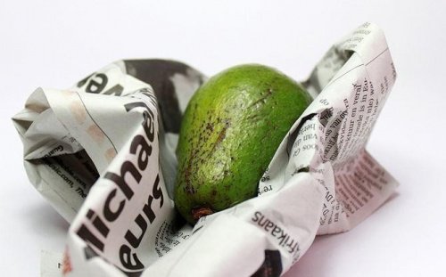 Avocado's bewaren en vers houden in bijvoorbeeld een oude krant