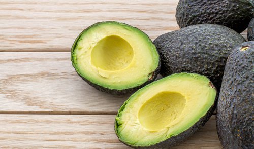 Avocado's bewaren en vers houden waar je de pit al uit hebt gehaald