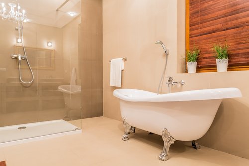 licht gekleurde badkamer