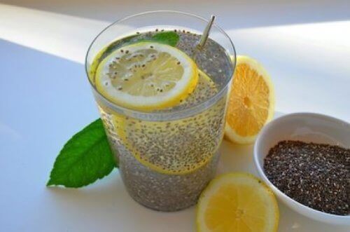 Drank met citroen en chiazaden