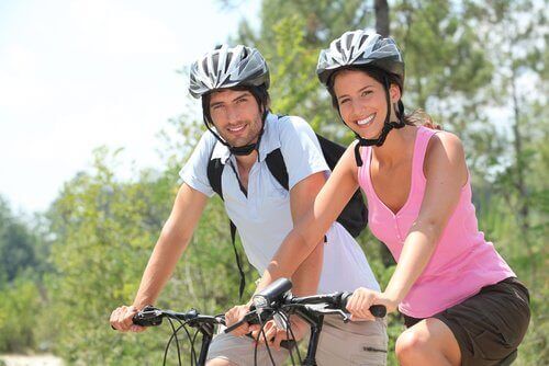 Man en vrouw op de fiets