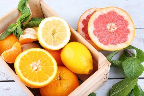 5 recepten voor sappen die je lever helpen te zuiveren zoals een sap met grapefruit