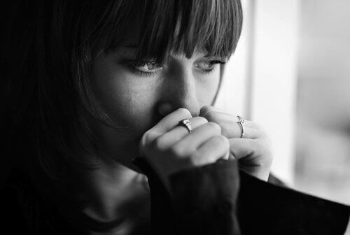 Men is op zoek naar de lichamelijke bron van depressie. Depressieve vrouw.