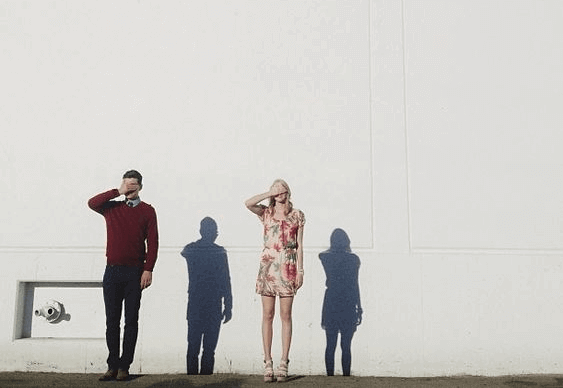 Man en vrouw met hand voor gezicht