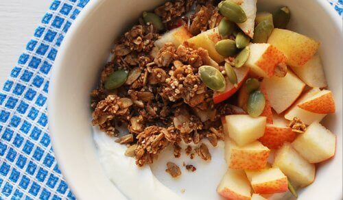 Fruitsalade met pompoenpitten