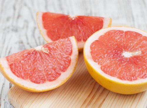 5 recepten voor sappen die je lever helpen te zuiveren zoals een sap met grapefruit en knoflook