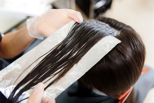 Enkele tips om aluminiumfolie te gebruiken om je haar te verzorgen