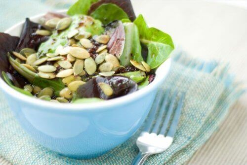 Pompoenpitten in salada