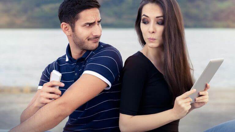 Gebrek aan vertrouwen binnen een relatie is gedrag dat je nooit moet accepteren