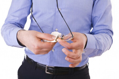 Bril poetsen met brillendoekje