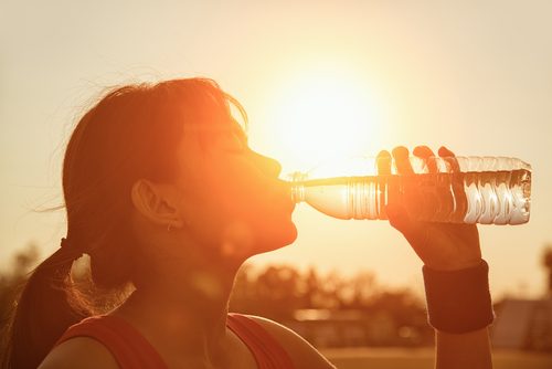 Vrouw die water drinkt