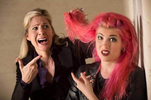 Tiener met roze haar