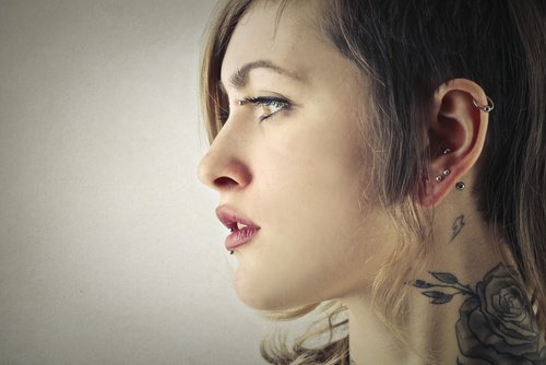 Vrouw met oorpiercings