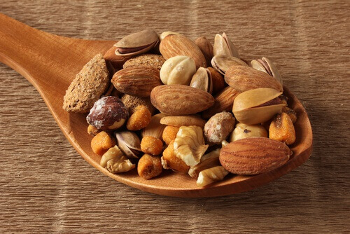 Houten lepel met noten
