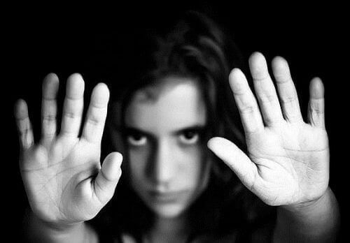 Signalen van misbruik bij vrouwen zoals het altijd op hun hoede zijn