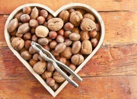 Noten in hartvormige schaal