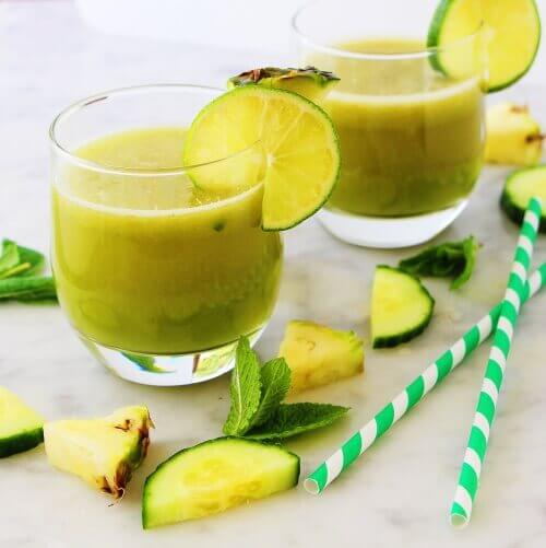 Smoothie met ananas, wortel en appel