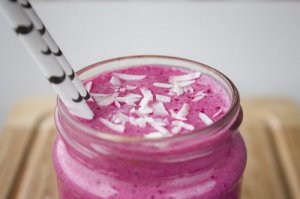 Ontdek wat deze smoothie met kokos, gember en rode bieten voor je doet