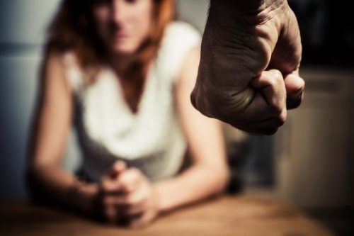 Signalen van misbruik bij vrouwen zoals het anticiperen op de woede van hun misbruiker