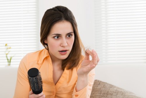 Een tekort aan vitamine C kan leiden tot haaruitval