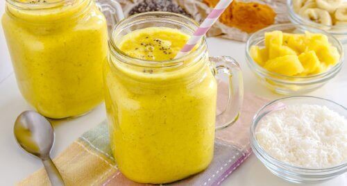 Smoothie met banaan en kurkuma