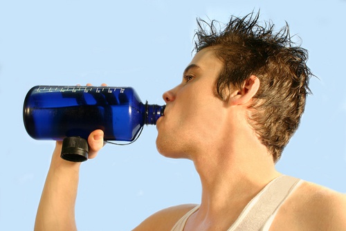 Man drinkt water