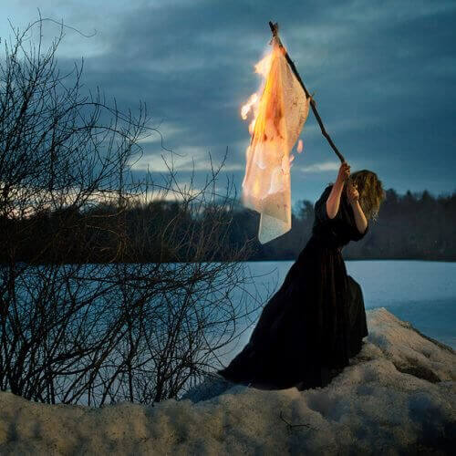 Vrouw met brandende vlag
