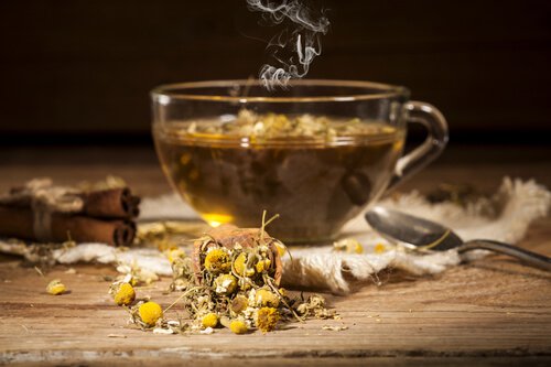Kamillethee is een van de natuurlijke dranken om beter door te slapen