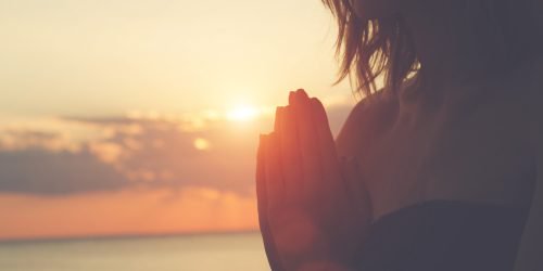 Vrouw die de mudra doet