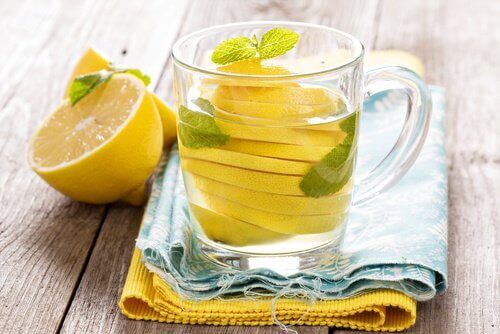 opgeblazen buik verminderen met water en citroen