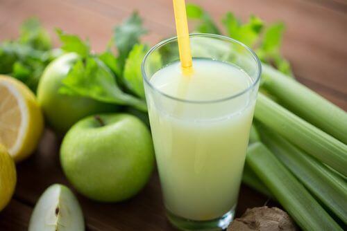Zuiverende smoothie met selderij, appels en citroen