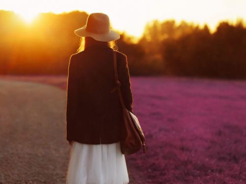 Gelukkig te zijn en glimlachen