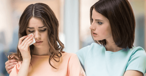 Vrouw troost een vriendin