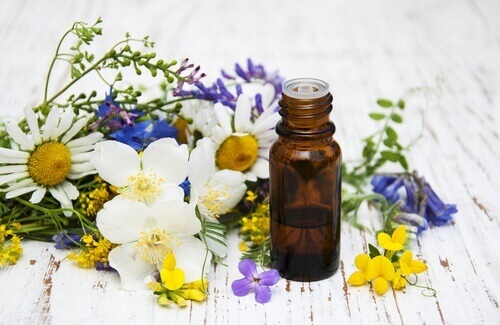 Etherische olie in flesje met bloemen