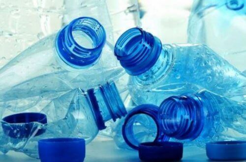 Thuis sporten met plastic flessen