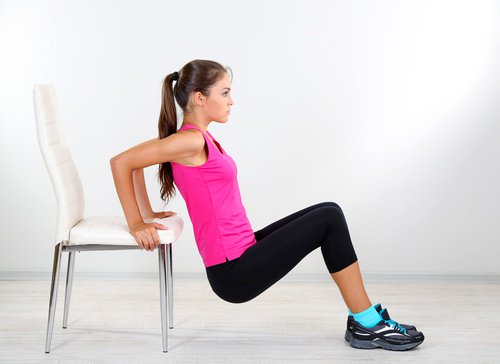 Thuis sporten met een stoel