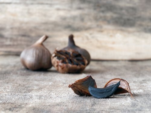 Hoe moet je zwarte knoflook eten?