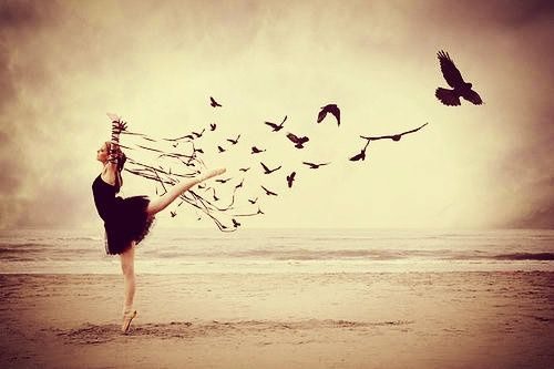 Danseres omringt door vogels