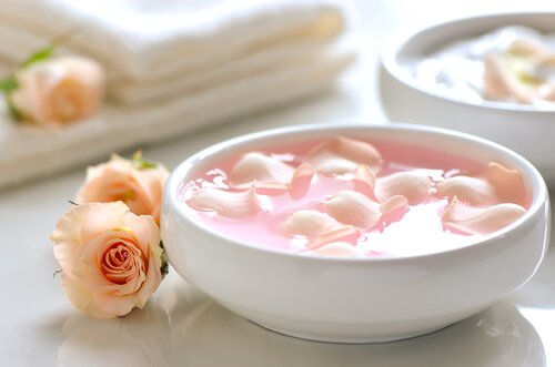 5 recepten met rozenwater om je gezicht mooier te maken