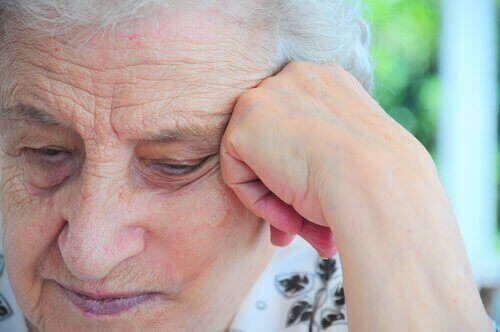 depressieve oudere vrouw