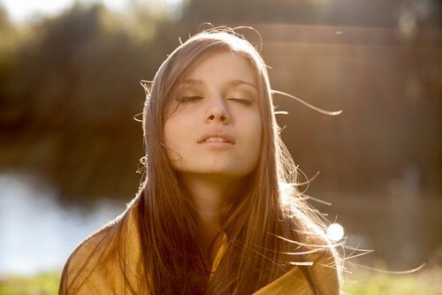 Vrouw die weer aan zichzelf denkt