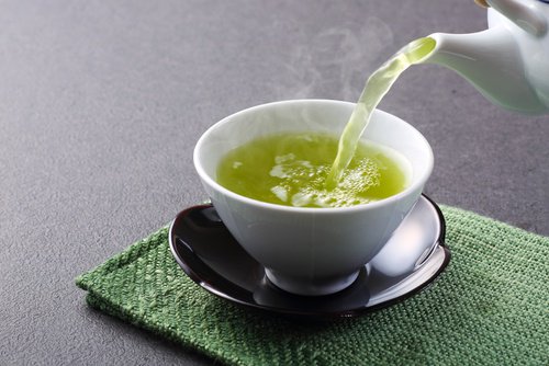 Groene thee te drinken met munt