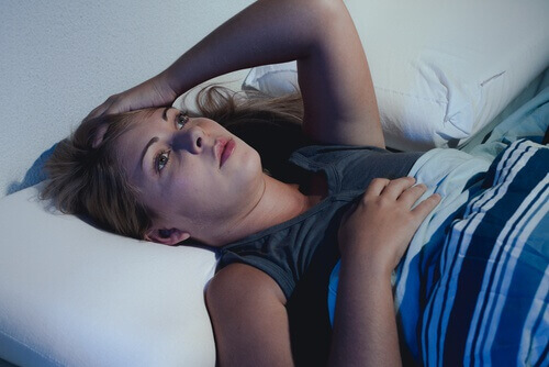 Vrouw die lijdt aan slapeloosheid