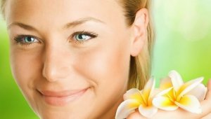 Vier kruidentheeën voor een jong uitziende huid