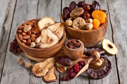Schaaltjes met noten, zaden en gedroogd fruit