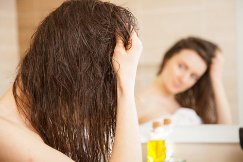 Droog haar behandelen met olijfolie