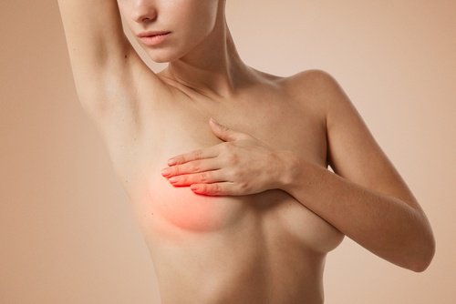 Vrouw zelfcontrole doet vanwege pijn in de borsten